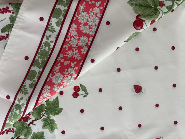 Beauvillé Tablecloth, "Strawberries" 59-inch square