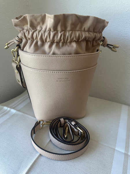 Yara Bucket Bag in nude