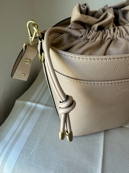 Yara Bucket Bag in nude